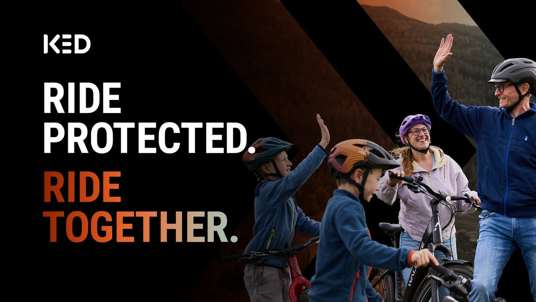 Familie mit KED Helmen beim Abklatschen, daneben der Slogan Ride protected. Ride together.