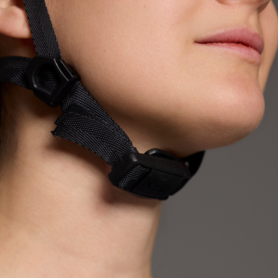 Nahaufnahme des Kinnverschlusses am KED Embrace Urban UF-1 Helm