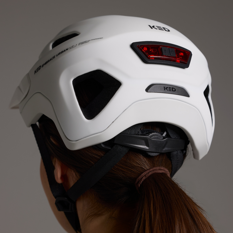 Rückansicht des weißen KED Embrace Urban UF-1 mit rotem LED-Rücklicht